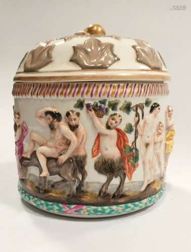 德国，迈森大型有盖罐子，上面的珐琅彩装饰显示了巴克斯的游行，巴克...