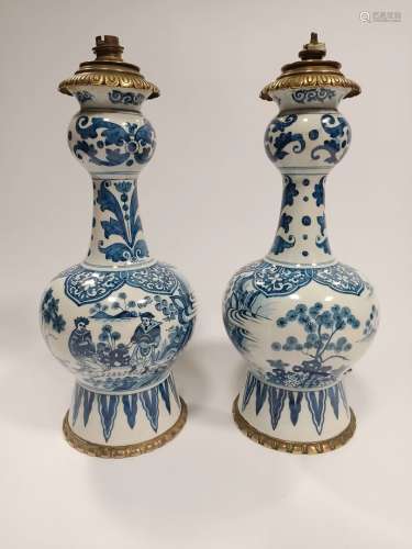 德尔福一对高颈双面花瓶，陶器，青花装饰中国的灵感和叶子19世纪末...