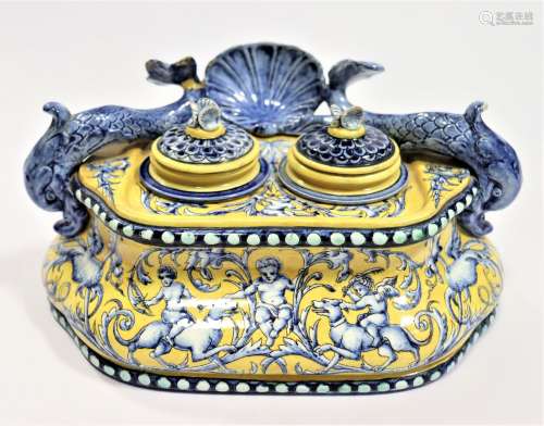 GIEN黄底蓝单色的海豚装饰的陶制墨池，上面有普提和怪兽19世纪末1...