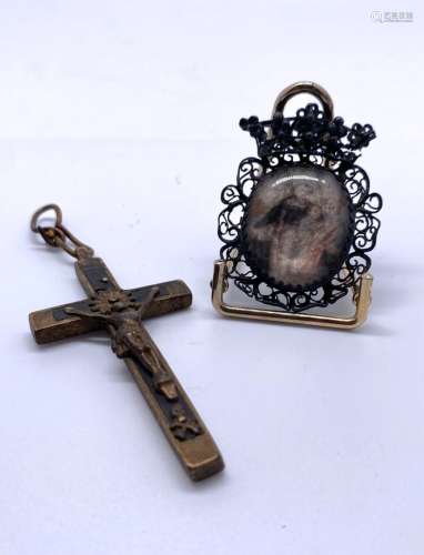虔诚的物品包括描绘圣多米尼克和圣母子之间神圣对话的奖章，它被封...