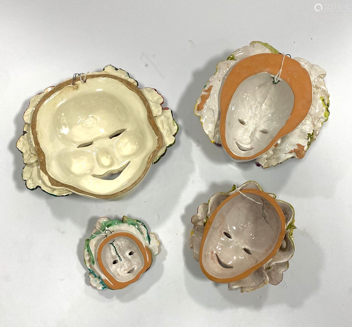 一套四件彩绘陶器面具 展示人物的果冠 花冠和藤叶 意大利xix Em Deal Price Picture 一套四件彩绘陶器面具 展示人物的果冠 花冠和藤叶 意大利xix Em Deal Price Picture