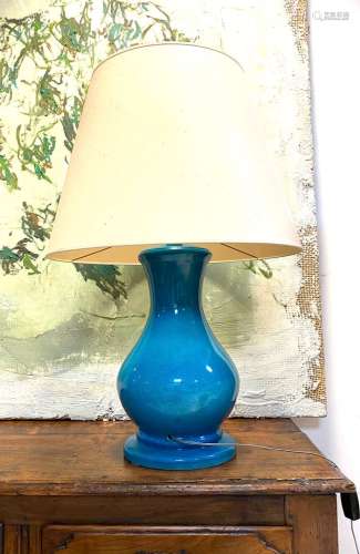 蓝色釉面陶瓷柱灯，奶油色灯罩20世纪总高度：78厘米