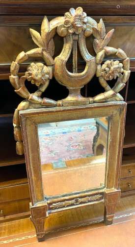雕刻和镀金的木镜，有一个装饰有古琴、花环和鲜花的门廊路易十六风...