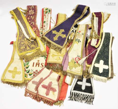 用于不同礼仪时间的礼仪法衣，包括10件披肩和一件丝绸、织锦和缎子...