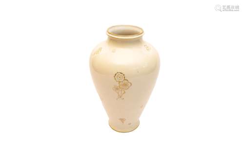 塞维利亚国家工厂象牙色背景上的金画花卉装饰的瓷质柱形花瓶作品...