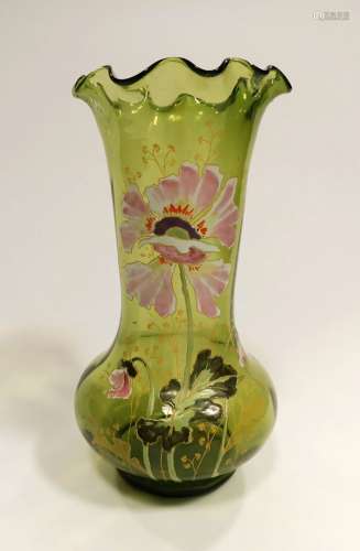 绿色有色玻璃管状花瓶，饰以多色珐琅彩，展示盛开的花朵，颈部有波浪...