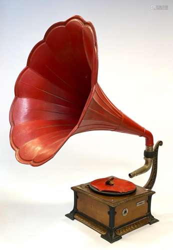 留声机，带有红色油漆金属板的花铃，带有直立的木皮箱和新艺术风格...