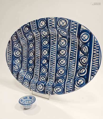 罗伯特-皮卡特（1919-2000大的椭圆形陶瓷盘，白底蓝色几何装饰。我们...