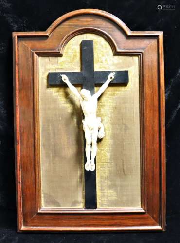 十字架雕刻的象牙18世纪末-19世纪初在一个可能是修复时期的木质框...