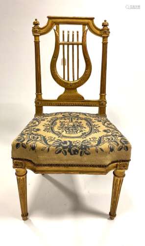 镀金山毛榉木的橱柜椅，有琴键式靠背，凹槽腿，连接骰子的玫瑰花瓣。...