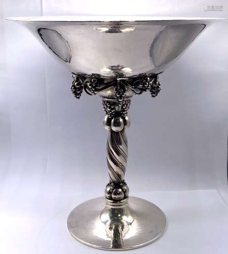 Georg JENSEN大型银质和锤纹银质葡萄杯轴线扭曲，在圆形中装饰着藤...