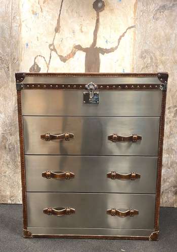 铝制抽屉柜开有三个抽屉，上面有一个锁盒。 棕色铆钉皮革的修饰和拉...