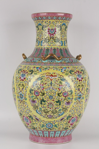 A YELLOW-GROUND FAMILLE-ROSE VASE.MARK OF YONGZHENG