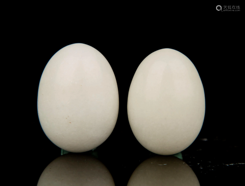 A PAIR OF WHITE JADE EGGS