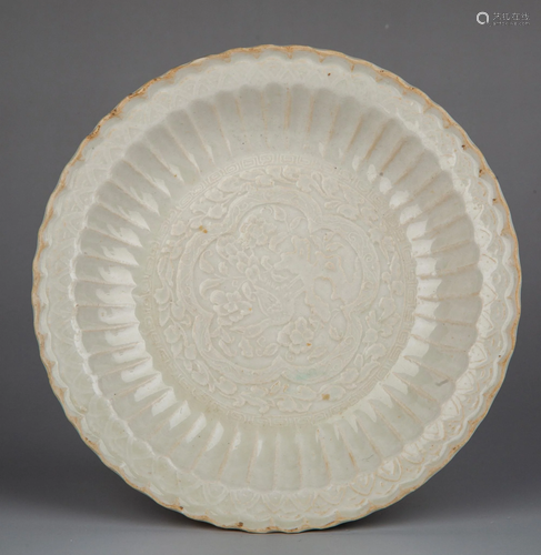 A CARVED DING YAO GLAZED DISH