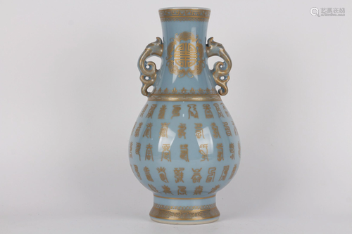 A CELADON-GLAZED GILT-DECORATED VASE.MARK OF QIANL…