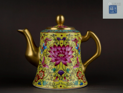 A YELLOW-GORUND GILT-DECORATED TEAPOT AND COVER.M…