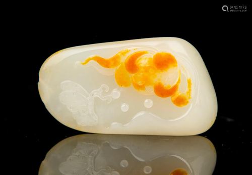 A CARVED WHITE JADE PENDANT