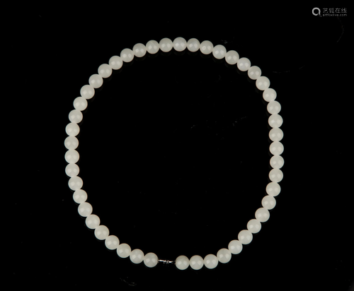 A WHITE JADE NECKLACE