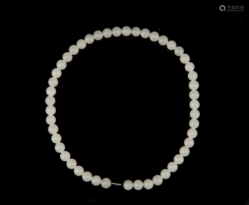 A WHITE JADE NECKLACE