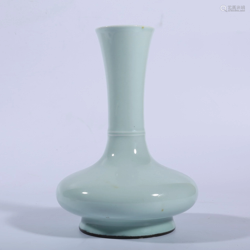 A CELADON-GLAZED VASE.QING PERIOD