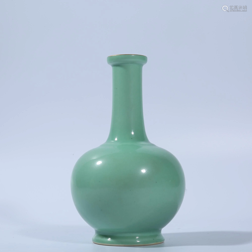 A GRENN-GLAZED BOTTLE VASE.MARK OF QIANLONG