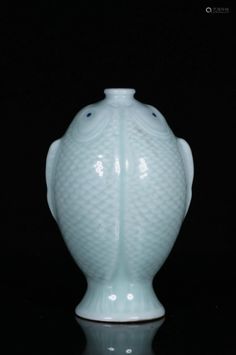 A CELADON-GLAZED 'FISH' VASE.QING PERIOD