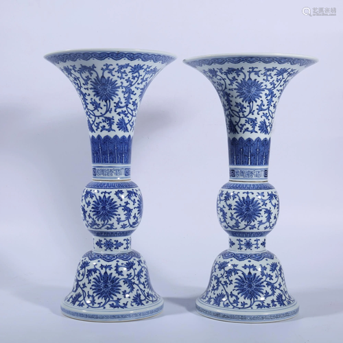 A PAIR OF BLUE AND WHITE VASES.MARK OF QIANLONG