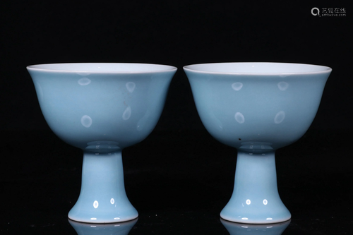 A PAIR OF CELADON-GLAZED STEM-CUPS.QING PERIOD