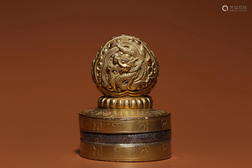 A CARVED GILT-BRONZE 'DRAGON' SEAL.MING PERIOD