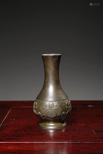 A CARVED BRONZE VASE.QING PERIOD