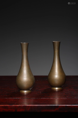 A PAIR OF BRONZE VASES.REPUBLIC PERIOD