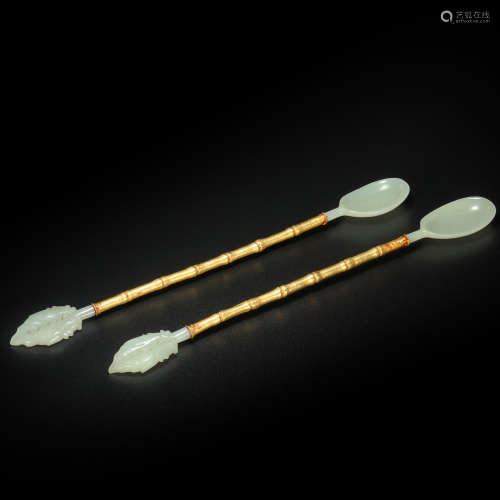 Jade spoon covered with gold leaf from Ming