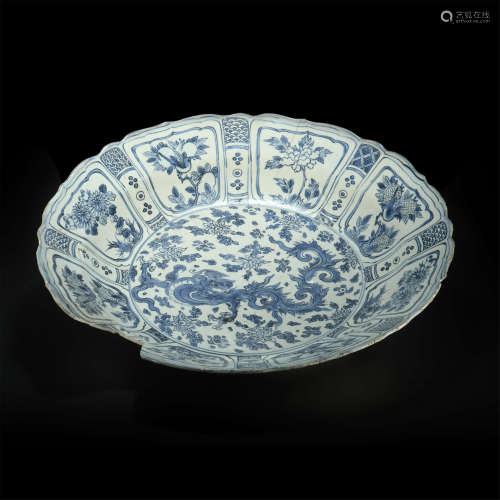 Blue and white ceramic plate with dragon patterm from Ming