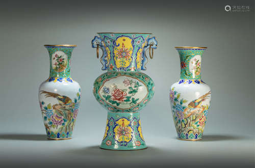 A set of enameled vase from Qing