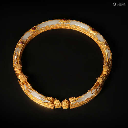 Jade necklace with covered gold leaf from Ming