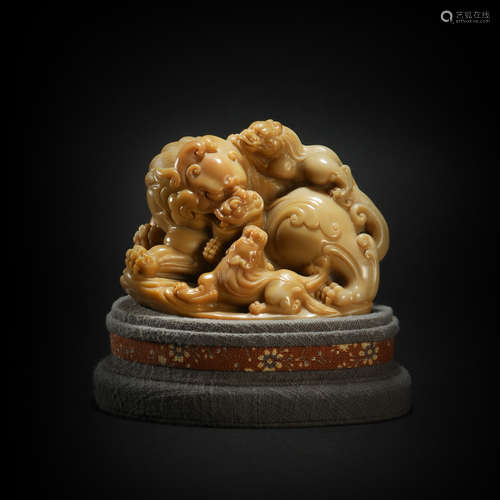 Shou Shan stone ornament in lion form from Qing