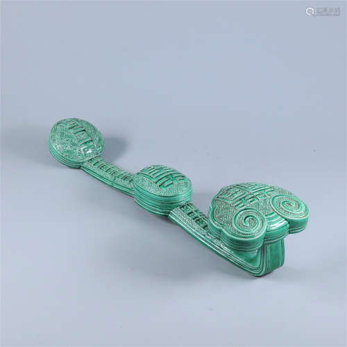 清早期 绿釉雕瓷锦地福寿纹如意摆件