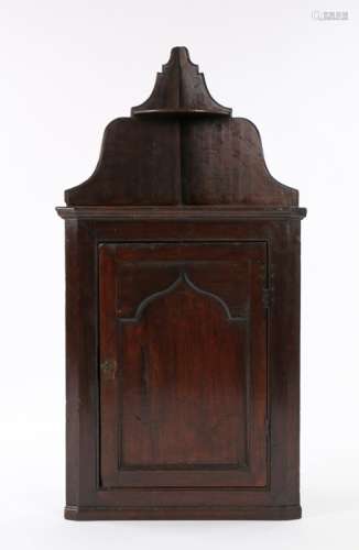 George III oak hanging corner cabinet, the tiered gallery to...