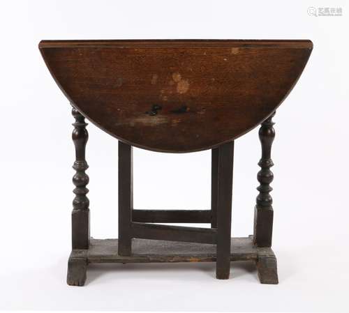 18th Century oak gateleg table, the oval drop leaf top above...