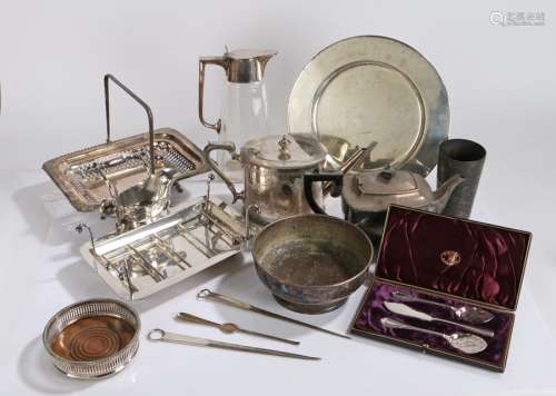 Collection of silver plated wares, to include a sauce boat a...