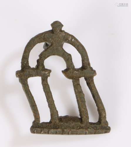 15th Century Medieval brooch/badge, of an arch and four pill...