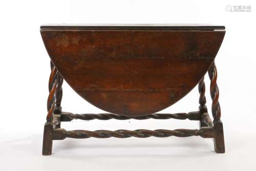 17th Century and later oak drop leaf table, the oval drop fl...