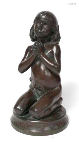 让-奥古斯特-邓普特（1854-1945）1881年祈祷中的孩子。青铜器，有棕色...