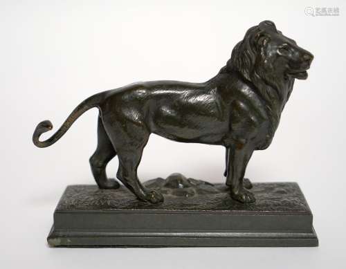 阿尔弗雷德-巴里耶（1839-1882）。狮子站立。棕色铜锈的青铜器，有签名...