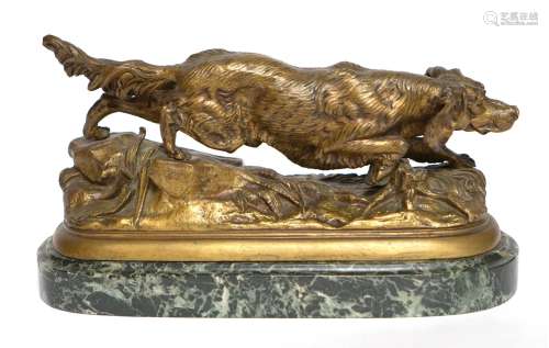 法国学校。猎狗在休息。棕色铜锈和镀金的青铜。14 x 32 x 12厘米
