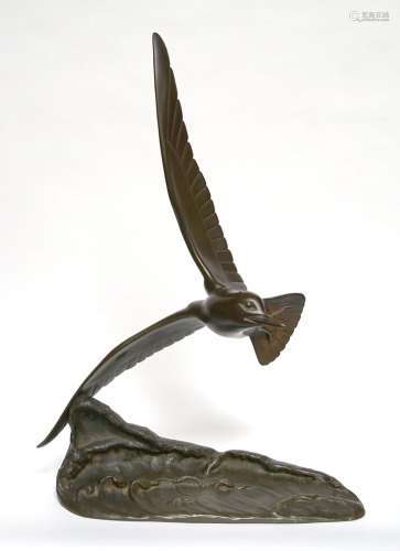 法国学校约1930年。飞行中的海鸥。青铜色的棕色铜锈。高70厘米