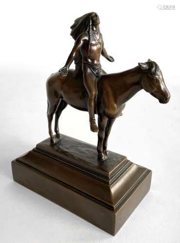 20世纪初的学校。美国印第安人骑着他的小马。铜质的巧克力色铜锈。长...