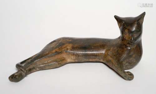 皮埃尔-舍内，二十世纪至二十一世纪。躺着的猫。青铜器，有棕色阴影斑...