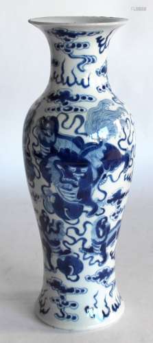 中国，19世纪 蓝白瓷栏杆花瓶，饰云间七彩。芯片）。高31厘米
